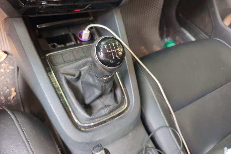 Used Volkswagen Sagitar 2015 1.6L Manual Comfort Model Gear Lever