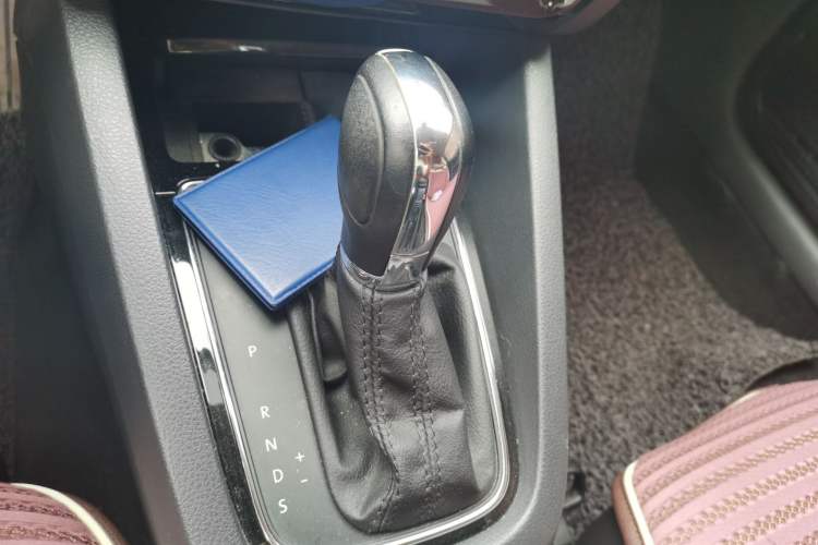 Used Volkswagen Sagitar 2015 1.6L Automatic Comfort Model Gear Lever
