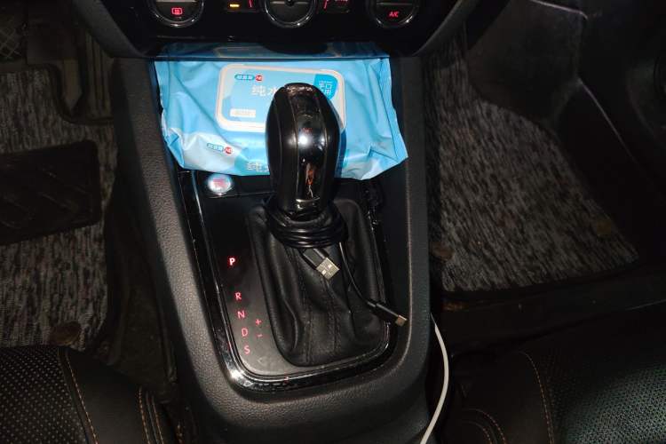 Used Volkswagen Sagitar 2015 230TSI Automatic Luxury Model Gear Lever