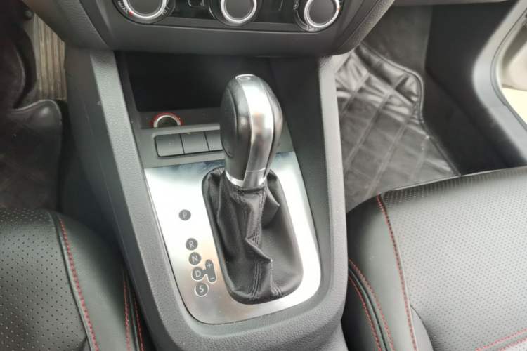 Used Volkswagen Sagitar 2015 1.6L Automatic Comfort Model Gear Lever