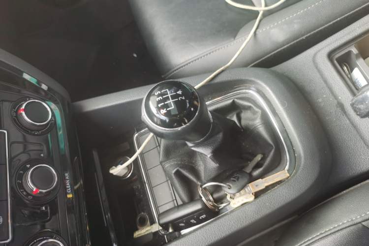 Used Volkswagen Sagitar 2015 1.6L Manual Comfort Model Gear Lever