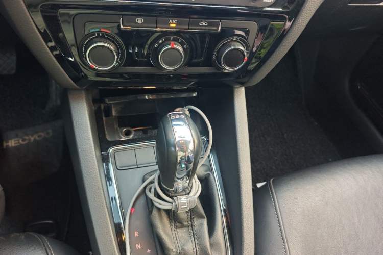 Used Volkswagen Sagitar 2015 230TSI Automatic Comfort Version Gear Lever