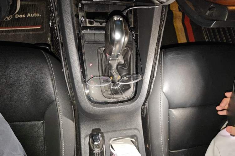 Used Volkswagen Sagitar 2015 1.6L Automatic Comfort Model Gear Lever