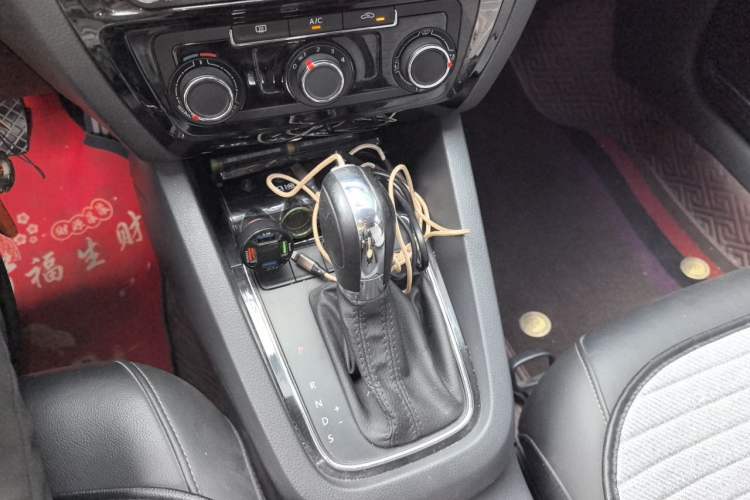 Used Volkswagen Sagitar 2015 1.6L Automatic Comfort Model Gear Lever