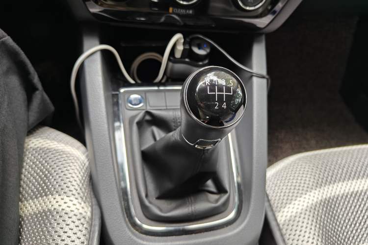 Used Volkswagen Sagitar 2015 230TSI Manual Luxury Edition Gear Lever