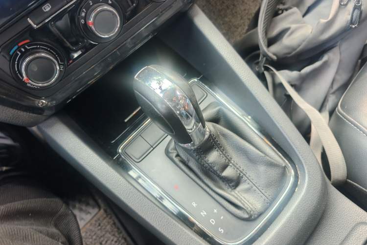 Used Volkswagen Sagitar 2015 1.6L Automatic Comfort Model Gear Lever