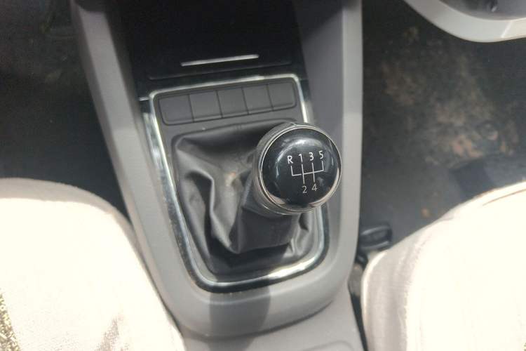 Used Volkswagen Sagitar 2015 1.6L Manual Comfort Model Gear Lever
