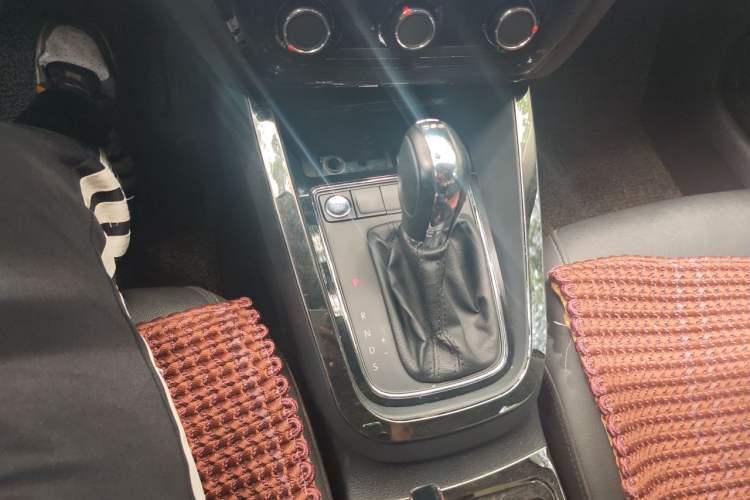 Used Volkswagen Sagitar 2015 230TSI Automatic Comfort Version Gear Lever