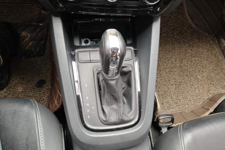 Used Volkswagen Sagitar 2015 1.6L Automatic Comfort Model Gear Lever
