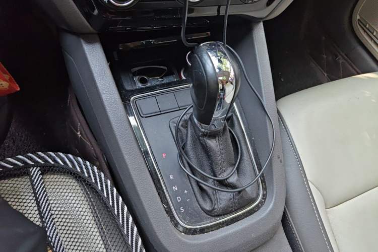 Used Volkswagen Sagitar 2015 1.6L Automatic Comfort Model Gear Lever