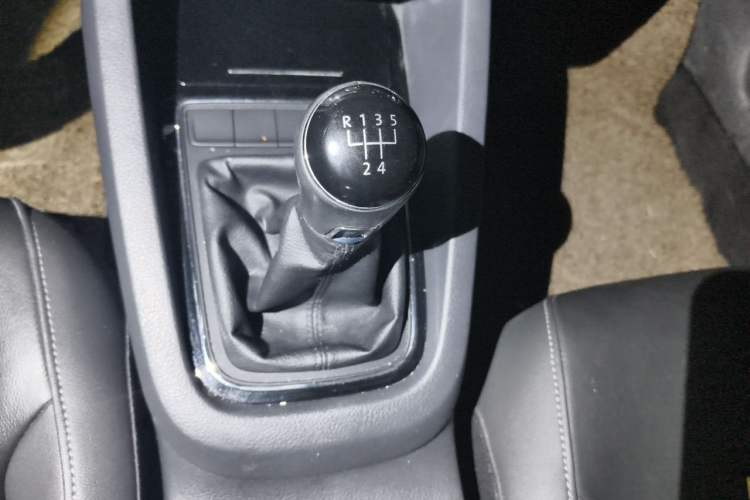 Used Volkswagen Sagitar 2015 1.6L Manual Comfort Model Gear Lever