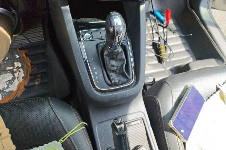 Used Volkswagen Sagitar 2015 230TSI Automatic Luxury Model Gear Lever