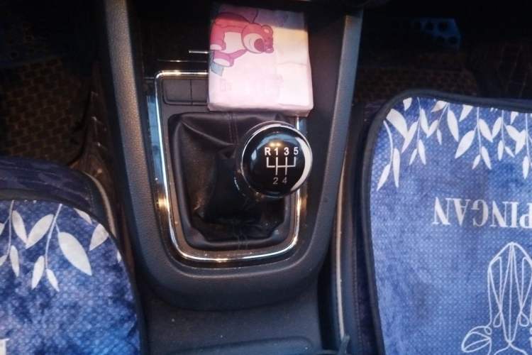 Used Volkswagen Sagitar 2015 1.6L Manual Comfort Model Gear Lever