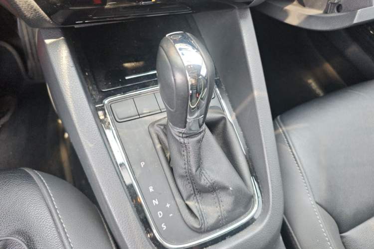 Used Volkswagen Sagitar 2015 1.6L Automatic Comfort Model Gear Lever