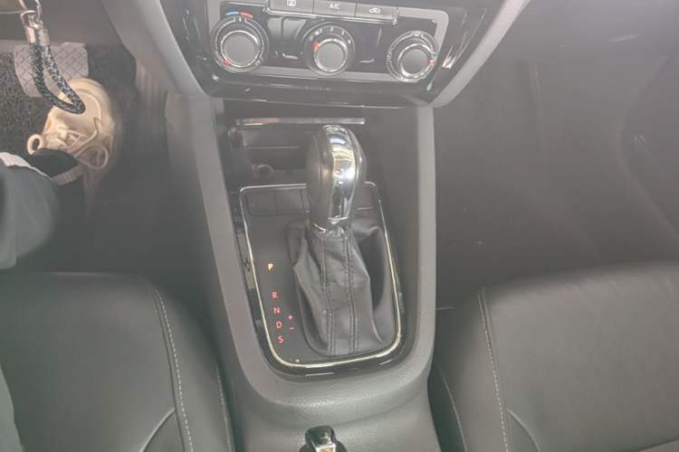 Used Volkswagen Sagitar 2015 230TSI Automatic Comfort Version Gear Lever