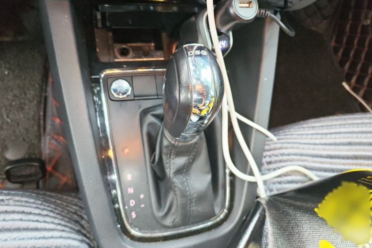 Used Volkswagen Sagitar 2015 230TSI Automatic Comfort Version Gear Lever