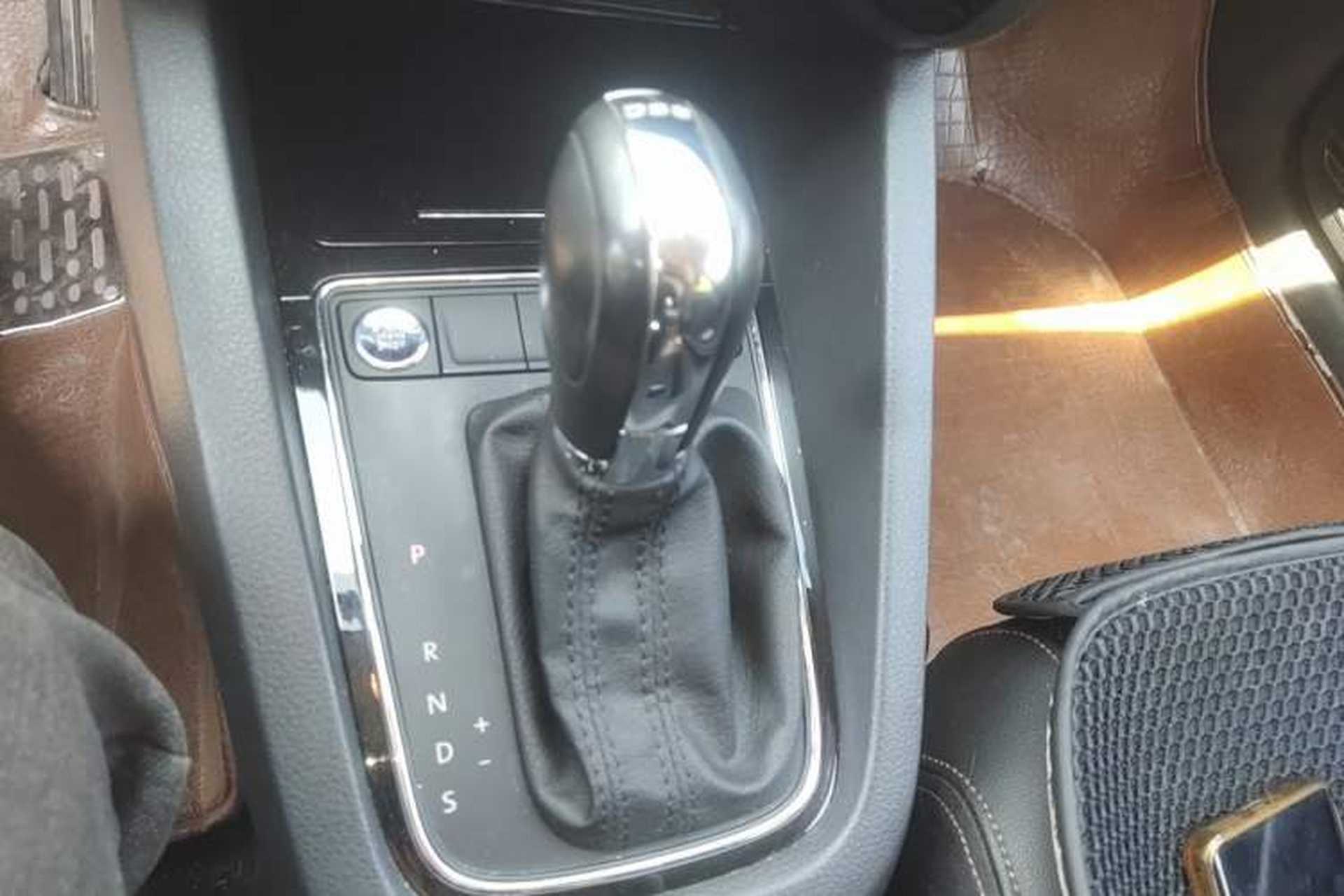 Used Volkswagen Sagitar 2015 230TSI Automatic Luxury Model Gear Lever