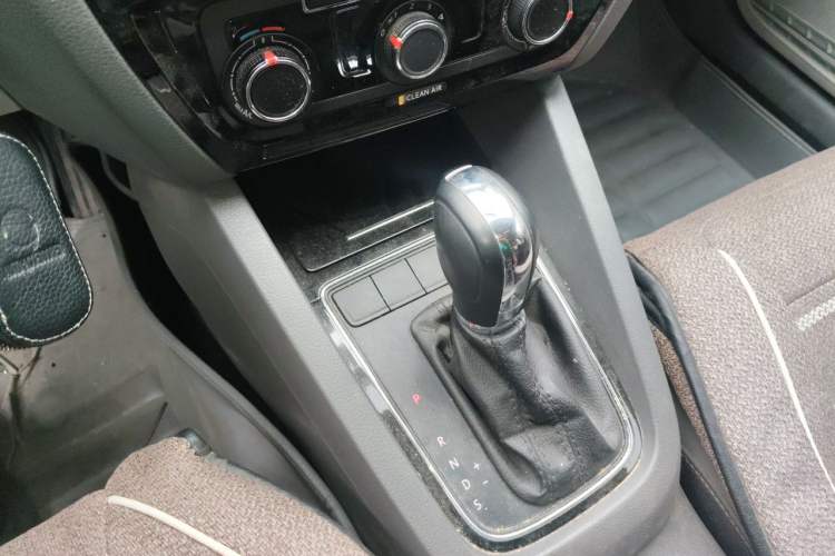 Used Volkswagen Sagitar 2015 1.6L Automatic Comfort Model Gear Lever