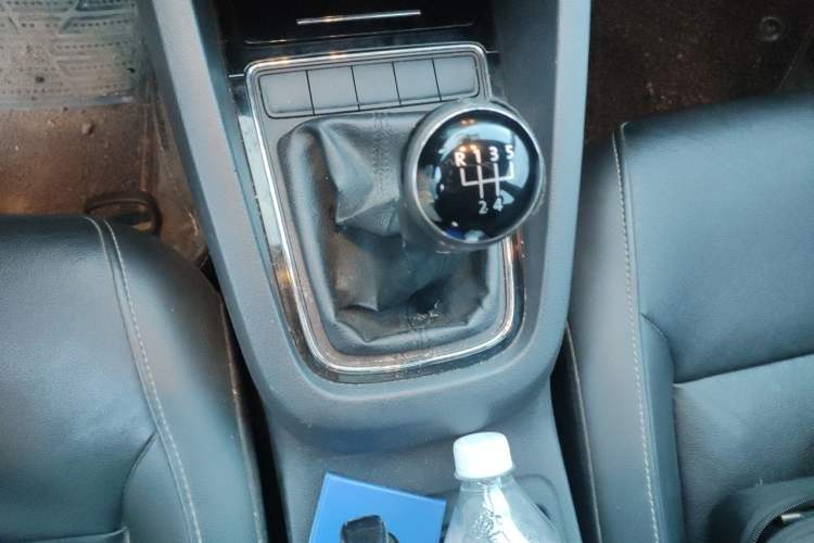 Used Volkswagen Sagitar 2015 1.6L Manual Comfort Model Gear Lever