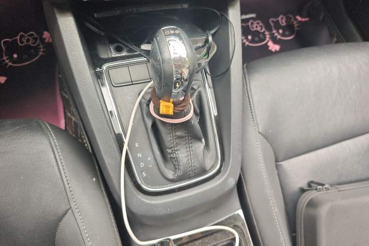 Used Volkswagen Sagitar 2015 230TSI Automatic Comfort Version Gear Lever