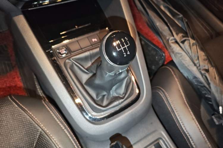 Used Volkswagen Sagitar 2015 230TSI Manual Luxury Edition Gear Lever