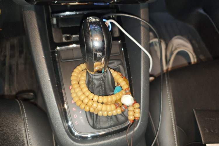 Used Volkswagen Sagitar 2015 230TSI Automatic Comfort Version Gear Lever