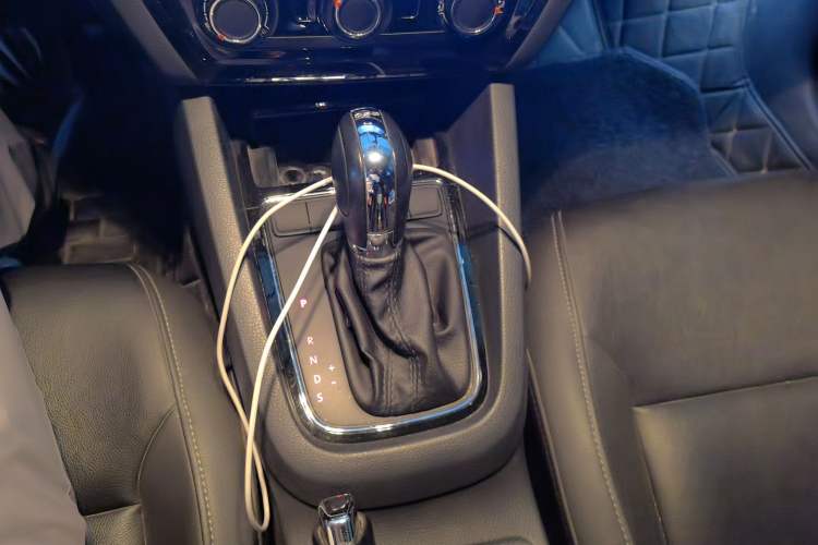 Used Volkswagen Sagitar 2015 230TSI Automatic Comfort Version Gear Lever