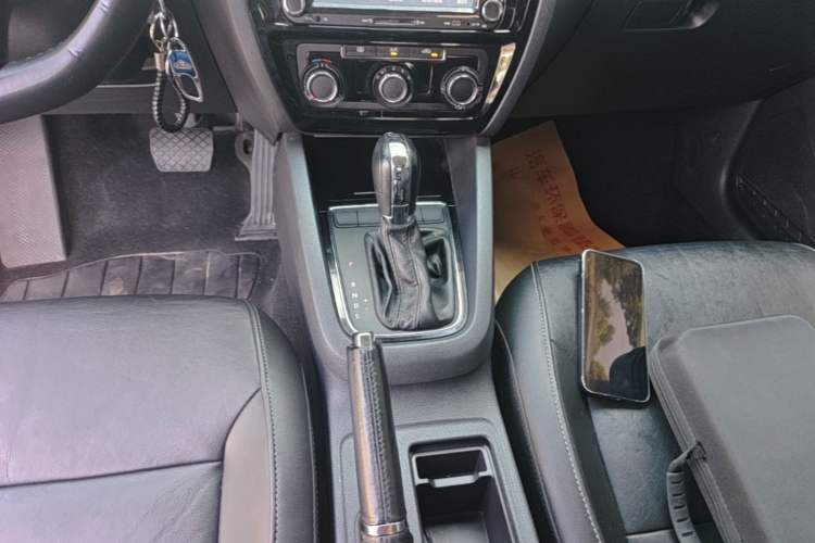 Used Volkswagen Sagitar 2015 1.6L Automatic Comfort Model Gear Lever
