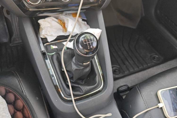 Used Volkswagen Sagitar 2015 1.6L Manual Comfort Model Gear Lever