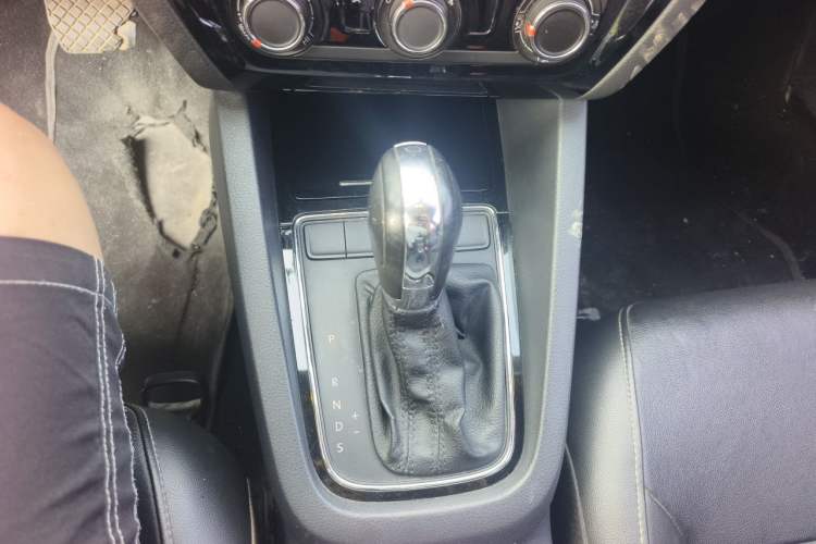 Used Volkswagen Sagitar 2015 1.6L Automatic Comfort Model Gear Lever