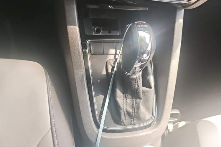 Used Volkswagen Sagitar 2015 230TSI Automatic Comfort Version Gear Lever