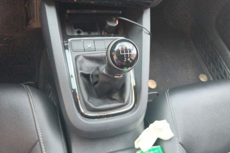 Used Volkswagen Sagitar 2015 1.6L Manual Comfort Model Gear Lever