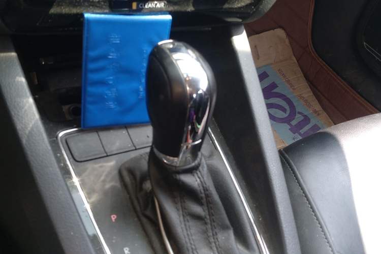 Used Volkswagen Sagitar 2015 1.6L Automatic Comfort Model Gear Lever