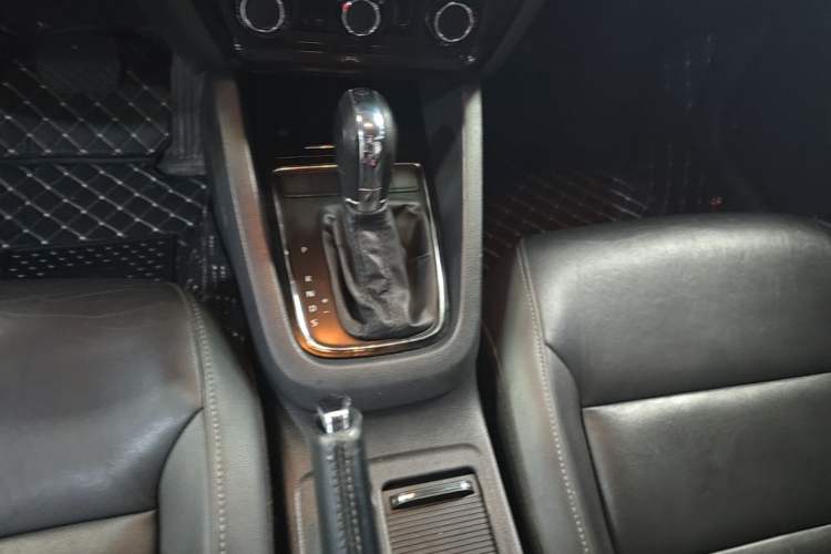 Used Volkswagen Sagitar 2015 1.6L Automatic Comfort Model Gear Lever