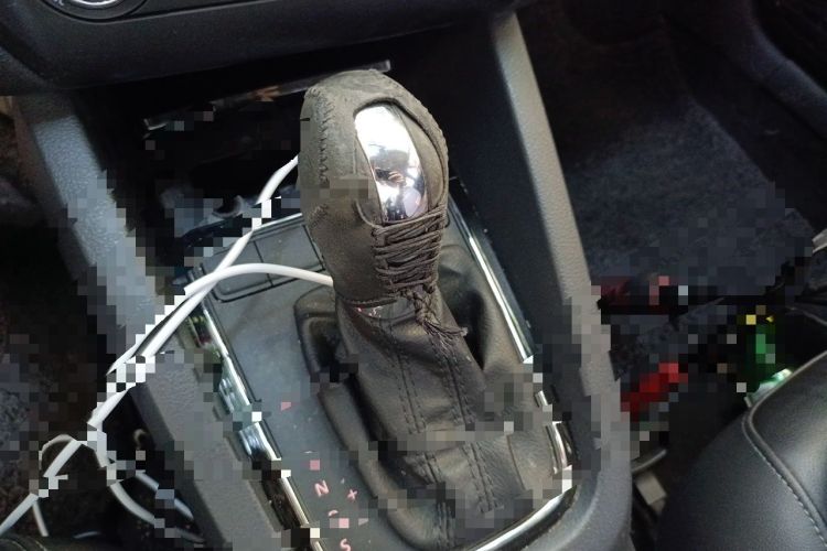 Used Volkswagen Sagitar 2015 230TSI Automatic Comfort Version Gear Lever