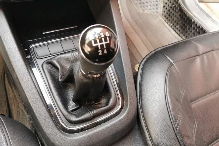 Used Volkswagen Sagitar 2015 1.6L Manual Comfort Model Gear Lever