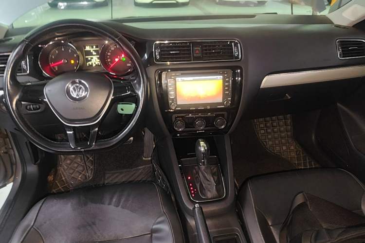 Used Volkswagen Sagitar 2015 1.6L Automatic Comfort Model Gear Lever