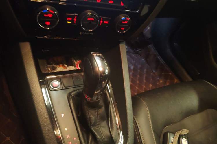 Used Volkswagen Sagitar 2015 230TSI Automatic Luxury Model Gear Lever