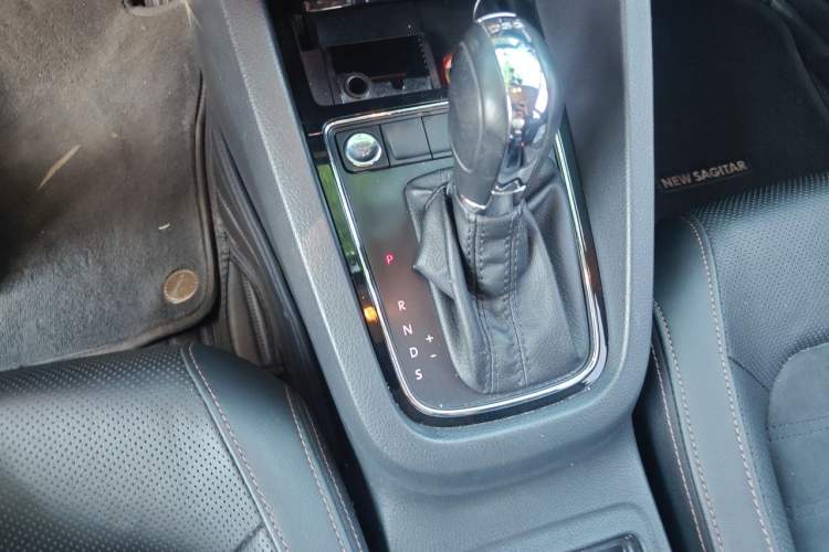Used Volkswagen Sagitar 2015 230TSI Automatic Luxury Model Gear Lever