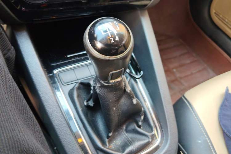 Used Volkswagen Sagitar 2015 1.6L Manual Comfort Model Gear Lever