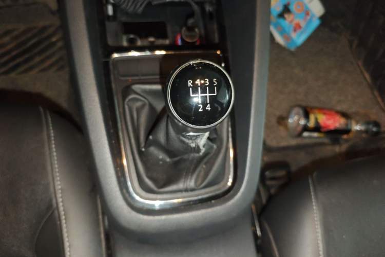 Used Volkswagen Sagitar 2015 1.6L Manual Comfort Model Gear Lever
