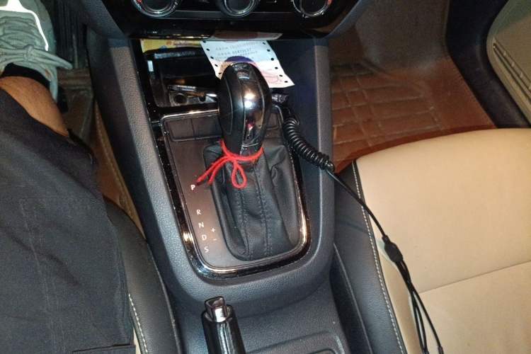 Used Volkswagen Sagitar 2015 1.6L Automatic Comfort Model Gear Lever