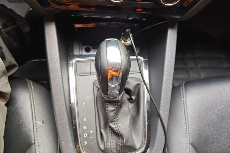 Used Volkswagen Sagitar 2015 1.6L Automatic Comfort Model Gear Lever