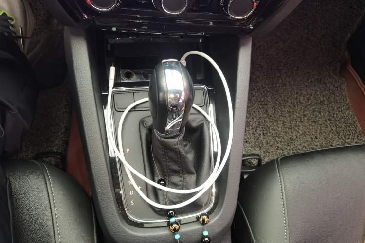 Used Volkswagen Sagitar 2015 1.6L Automatic Comfort Model Gear Lever