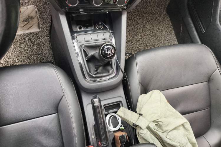 Used Volkswagen Sagitar 2015 230TSI Manual Comfort Version Gear Lever