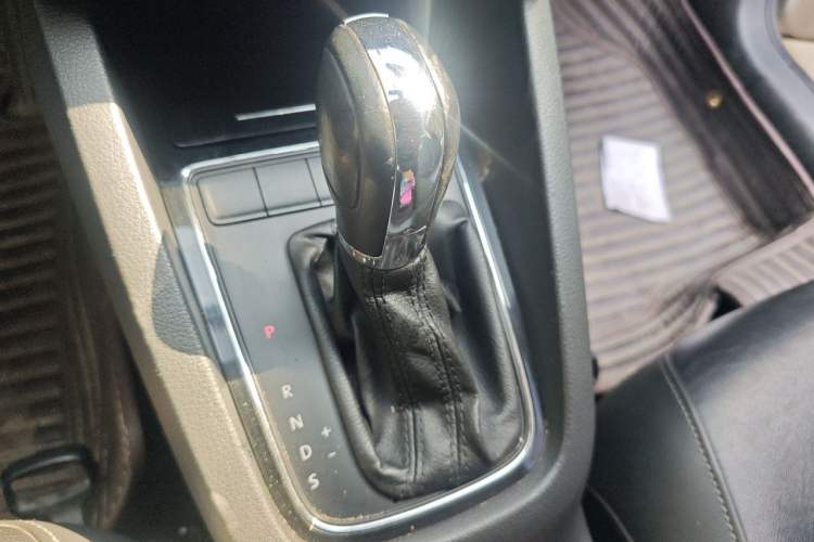 Used Volkswagen Sagitar 2015 1.6L Automatic Comfort Model Gear Lever