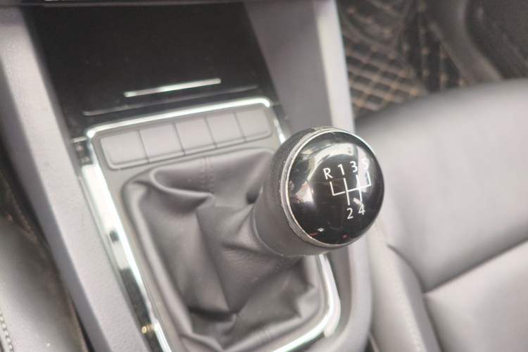 Used Volkswagen Sagitar 2015 1.6L Manual Comfort Model Gear Lever