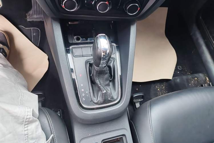 Used Volkswagen Sagitar 2015 1.6L Automatic Comfort Model Gear Lever