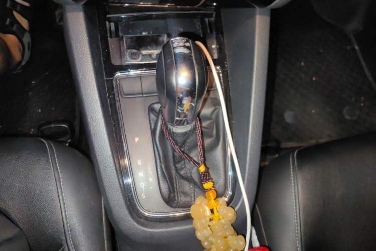 Used Volkswagen Sagitar 2015 230TSI Automatic Comfort Version Gear Lever