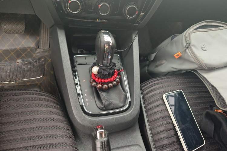 Used Volkswagen Sagitar 2015 230TSI Automatic Comfort Version Gear Lever